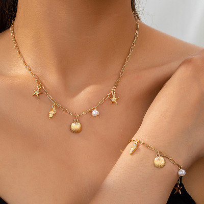 Goldfarbenes Muschel & Seestern Schmuckset | Damen Strand Choker-Halskette & Armband | Sommerurlaub Meeres-Schmuck | Maritimes Ozean-Charm-Set | Filigrane Geschenke für Sie