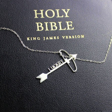 Dein Silberpfeil Kreuz Name Anhänger: Handwerk & Herzblut