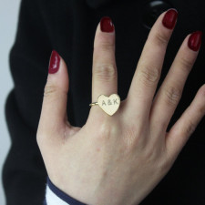 Dein Herz am Finger: Gravierte Doppelinitialen & 18K Goldring