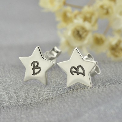Personalisierte Stern Bolzen Ohrringe mit dem Buchstaben in Silber