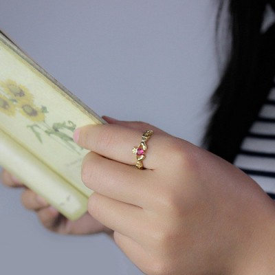 Damen Moderne Claddagh Ringe mit Geburtsstein Name Gold überzogen