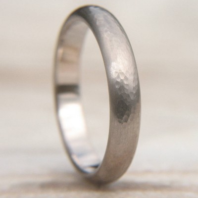 Hammered Wedding Ring in 18 Karat Weißgold