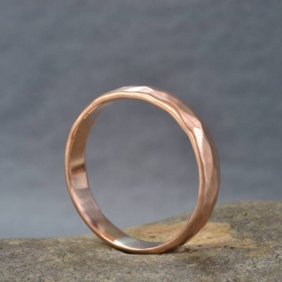 Handgefertigte 18 Karat Roségold Hammered Wedding Ring