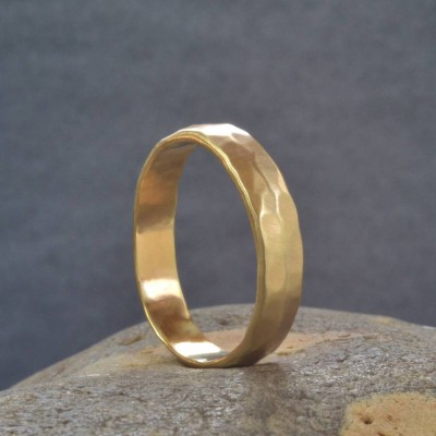 18 karätigem Gold Handmade Hammered Wedding Ring