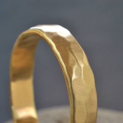 18 karätigem Gold Handmade Hammered Wedding Ring