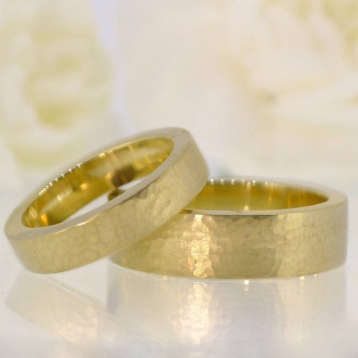 Und für ihn Hammered Wedding Ring 18 Karat Gold Set