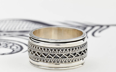 Herren Tribal Drehring: Handgefertigt, drehbar & voller Bedeutung