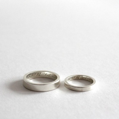 Paar von Ringen, die personalisierte Siver Bands