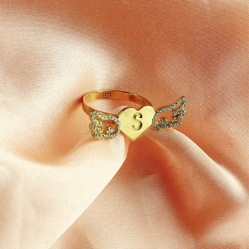 Angel Wings Herz Ring mit Birthstone Initial 18 karätigem Gold überzogen