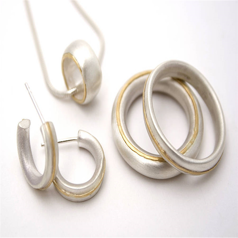 Thin Ring aus Sterlingsilber mit 18 Karat Gelbgold Details